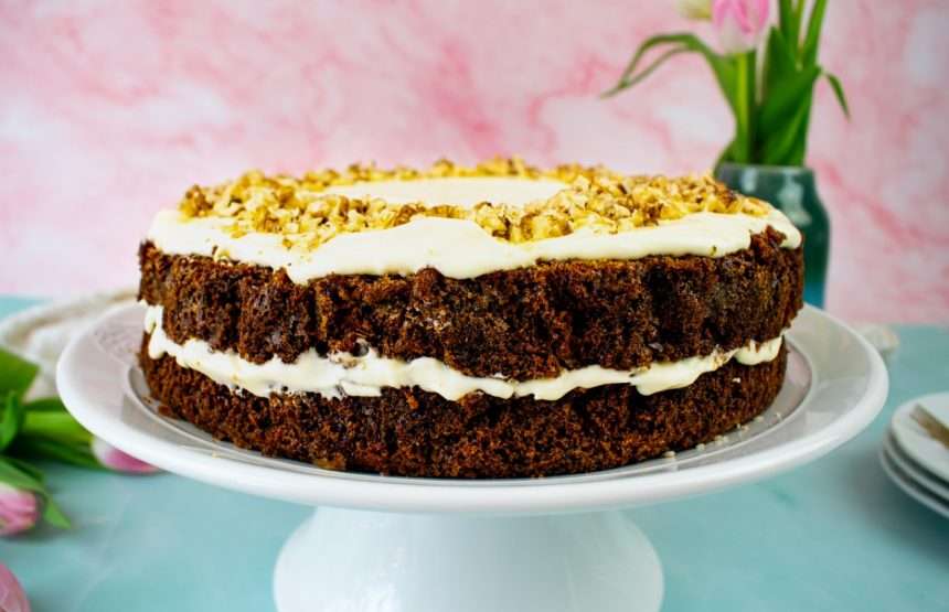 Morkų tortas su kreminio sūrio kremu – šventinio stalo puošmena