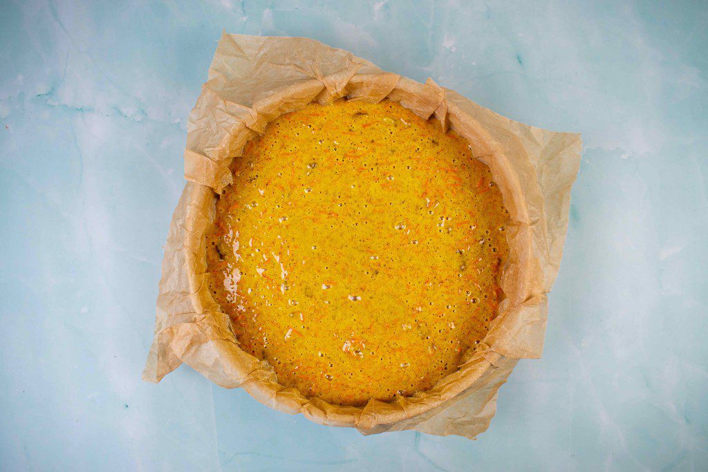 Morkų tortas su kreminio sūrio kremu. Formoje
