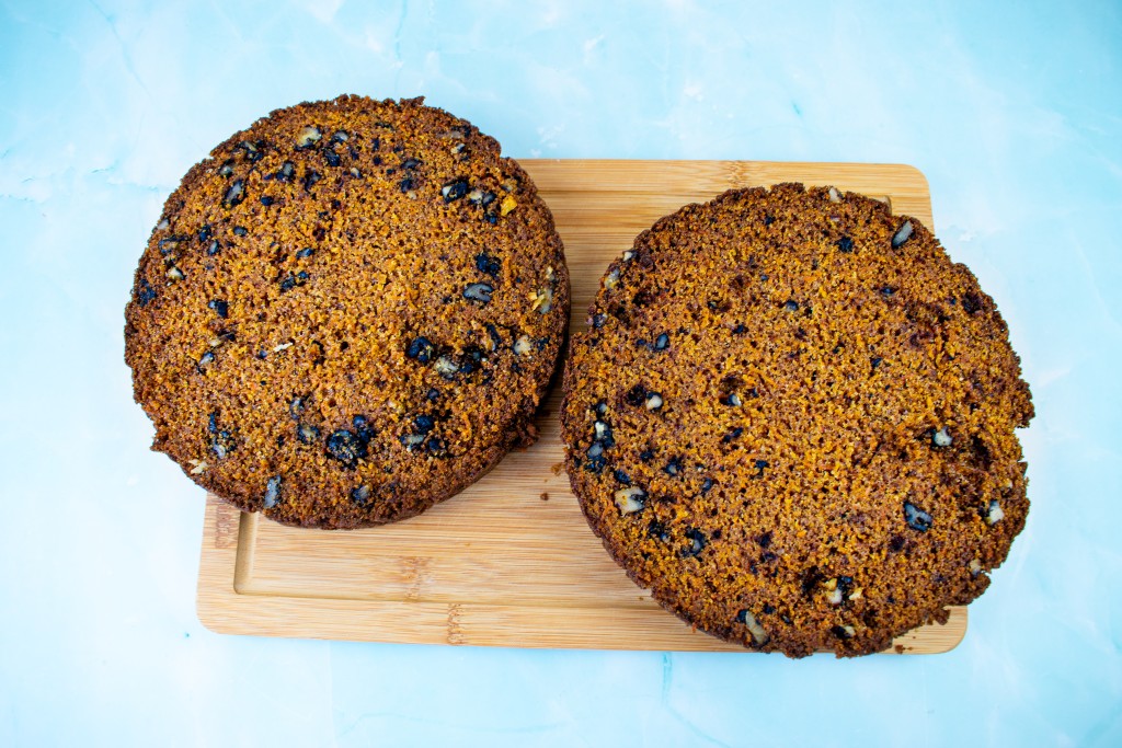 Morkų tortas su kreminio sūrio kremu. Perpjauta