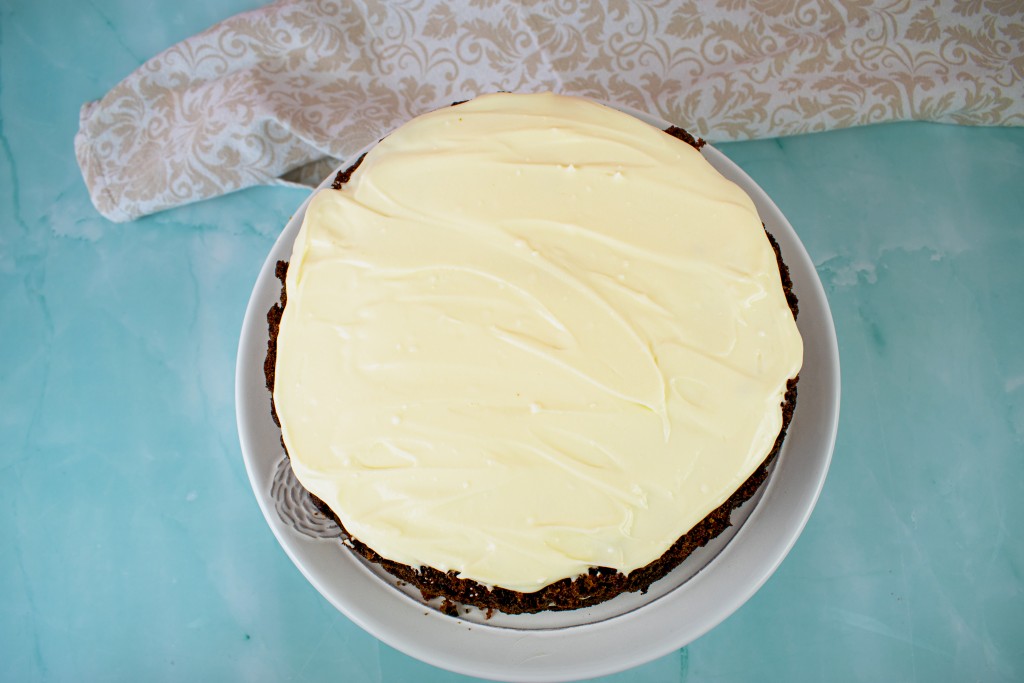 Morkų tortas su kreminio sūrio kremu. Tortas apteptas