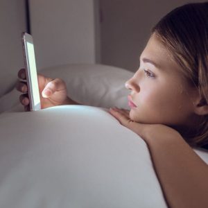 Naršymas telefone prieš miegą gali sukelti šias neigiamas-pasekmes