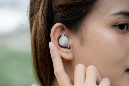 Negalite pakęsti triukšmingos aplinkos? Šios ausinės tiks ne tik muzikos klausymui, bet ir tobulam triukšmo slopinimui