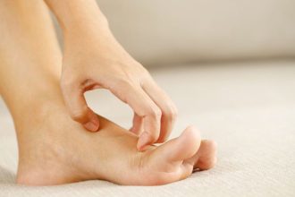 Niežti pėdas? Šis požymis signalizuoja apie problemas kūne
