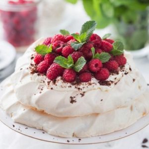 Pavlova su avietėmis ir baltuoju šokoladu