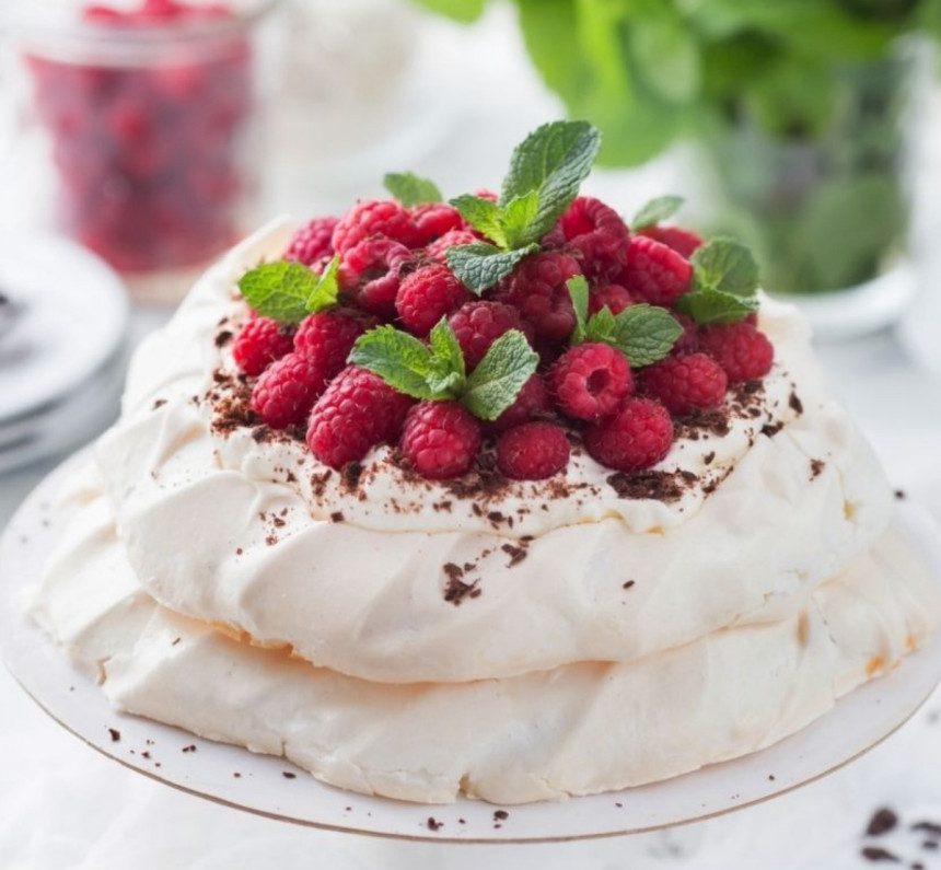 Pavlova su avietėmis ir baltuoju šokoladu