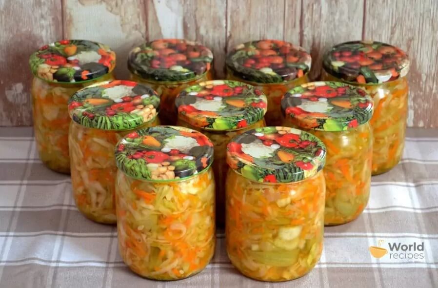 Salotos žiemai su kopūstais, agurkais, svogūnais, morkomis