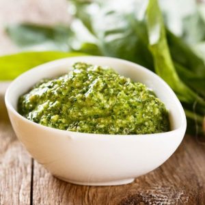 Salotų lapų pesto