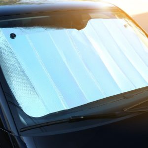 Šie triukai neleis įkaisti automobilio salonui per karščius