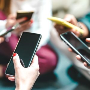 Nauji rinkos žaidėjai: telefonų gamintojai, sparčiai besivejantys populiarių prekės ženklų telefonus