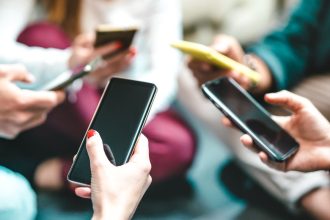 Nauji rinkos žaidėjai: telefonų gamintojai, sparčiai besivejantys populiarių prekės ženklų telefonus