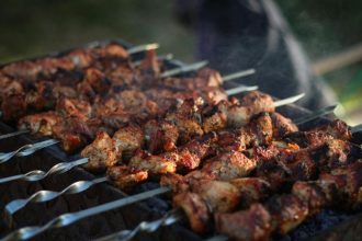 Tradiciniai šašlykai marinuoti su actu