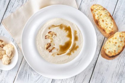 Trinta žiedinių kopūstų sriuba su kokosų pienu