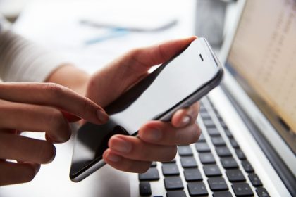 Tvarus pasirinkimas: kaip išmaniai taupyti pinigus ir tausoti aplinką renkantis telefoną?
