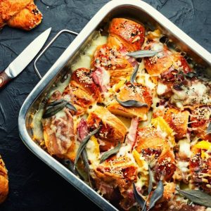 Užkepti kruasanai su kumpiu ir sūriu