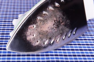 Veiksmingi būdai išvalyti pridegusį lygintuvą