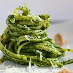 Žali makaronai su netikėtu ingredientu