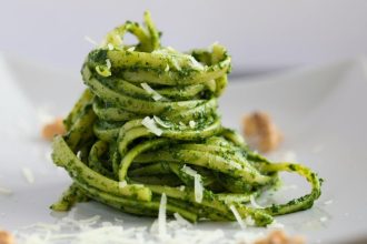 Žali makaronai su netikėtu ingredientu