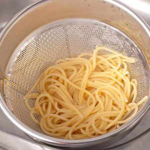 Ar reikia perlieti makaronus vandeniu po virimo? Ekspertų patarimai