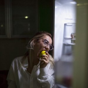 Ar sveika eiti miegoti alkaniems? Ką svarbu žinoti ir ką valgyti prieš miegą