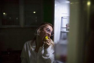 Ar sveika eiti miegoti alkaniems? Ką svarbu žinoti ir ką valgyti prieš miegą