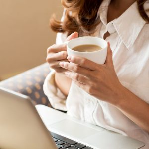 Ar sveika gerti kavą tuščiu skrandžiu? Mitybos specialistės įžvalgos