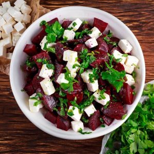 Burokėlių salotos su džiovintomis slyvomis ir feta