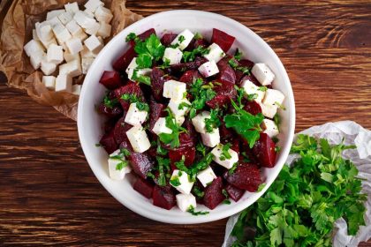 Burokėlių salotos su džiovintomis slyvomis ir feta