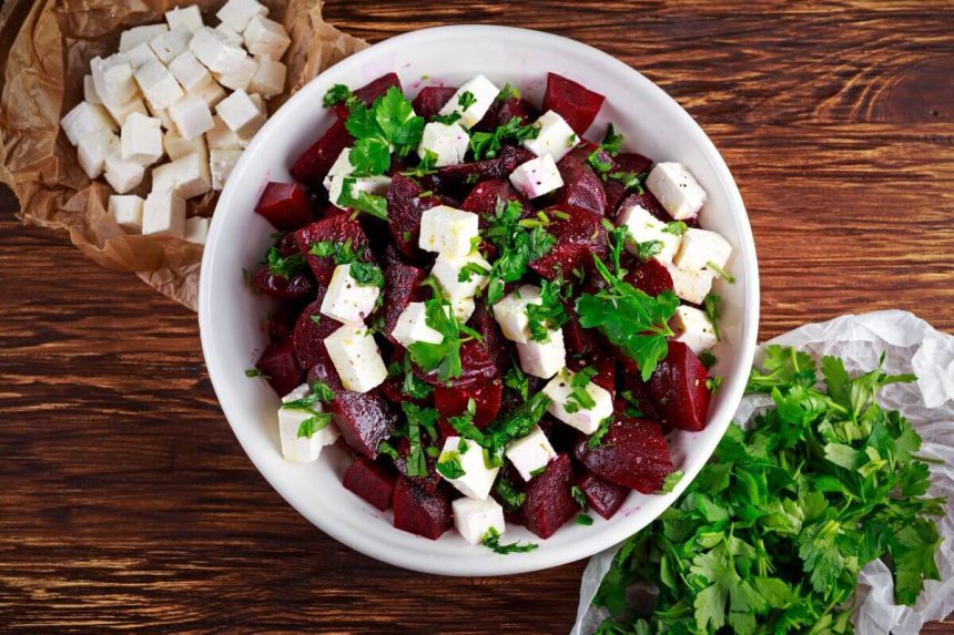 Burokėlių salotos su džiovintomis slyvomis ir feta