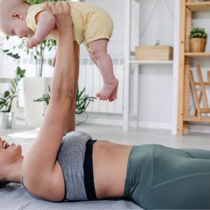 Fizinis aktyvumas po gimdymo – energijos ir jėgų šaltinis jaunoms mamoms