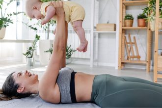 Fizinis aktyvumas po gimdymo – energijos ir jėgų šaltinis jaunoms mamoms
