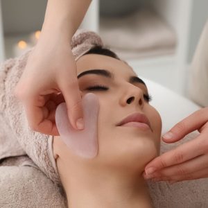 Gua Sha naudojimas: 5 privalumai ir kaip jį naudoti
