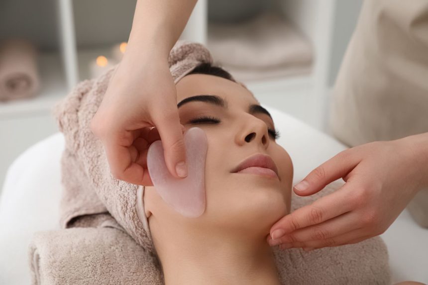 Gua Sha naudojimas: 5 privalumai ir kaip jį naudoti