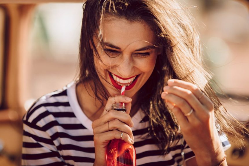 Jaučiatės alkanesni po dietinio gėrimo? Nauji tyrimai paaiškina kodėl