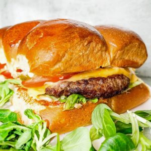 Naminiai mėsainiai su brioche bandelėmis