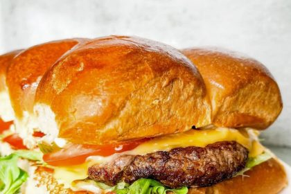 Naminiai mėsainiai su brioche bandelėmis