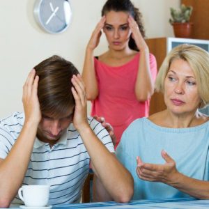 Kaip elgtis su toksiškais uošviais: ekspertų patarimai