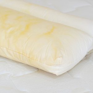 Kaip išbalinti pageltusias pagalves: įpilkite naminį tirpalą