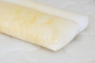 Kaip išbalinti pageltusias pagalves: įpilkite naminį tirpalą