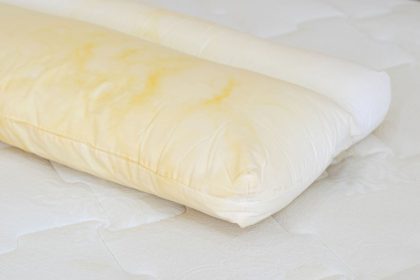Kaip išbalinti pageltusias pagalves: įpilkite naminį tirpalą