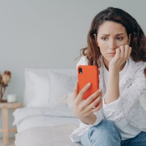 Kaip išvengti nerimastingo naršymo ir pagerinti miego kokybę: 7 veiksmingi būdai
