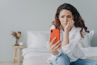 Kaip išvengti nerimastingo naršymo ir pagerinti miego kokybę: 7 veiksmingi būdai