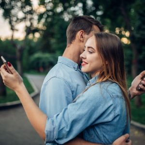 Kaip nepatenkinti poreikiai santykiuose susiję su priklausomybe nuo socialinių tinklų