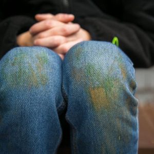 Kaip pašalinti žolės dėmes iš drabužių: patarimai