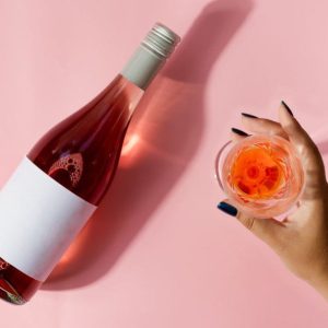 Kaip teisingai laikyti vyno taurę ir kodėl tai svarbu?