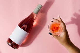 Kaip teisingai laikyti vyno taurę ir kodėl tai svarbu?