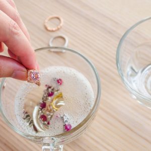 Kaip valyti papuošalus: patarimai įvairioms rūšims