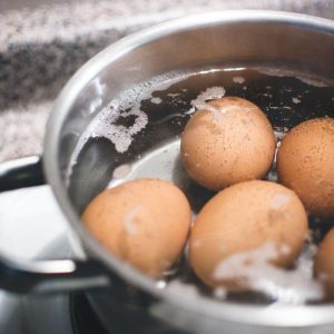Kiaušinį pradurkite adata prieš virdami