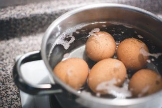 Kiaušinį pradurkite adata prieš virdami