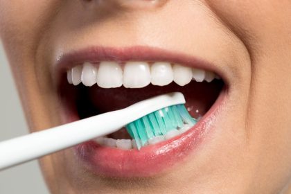 Kodėl būtina reguliariai keisti dantų šepetėlį: ką sako mokslininkai