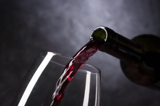 Kodėl raudonasis vynas sukelia galvos skausmus